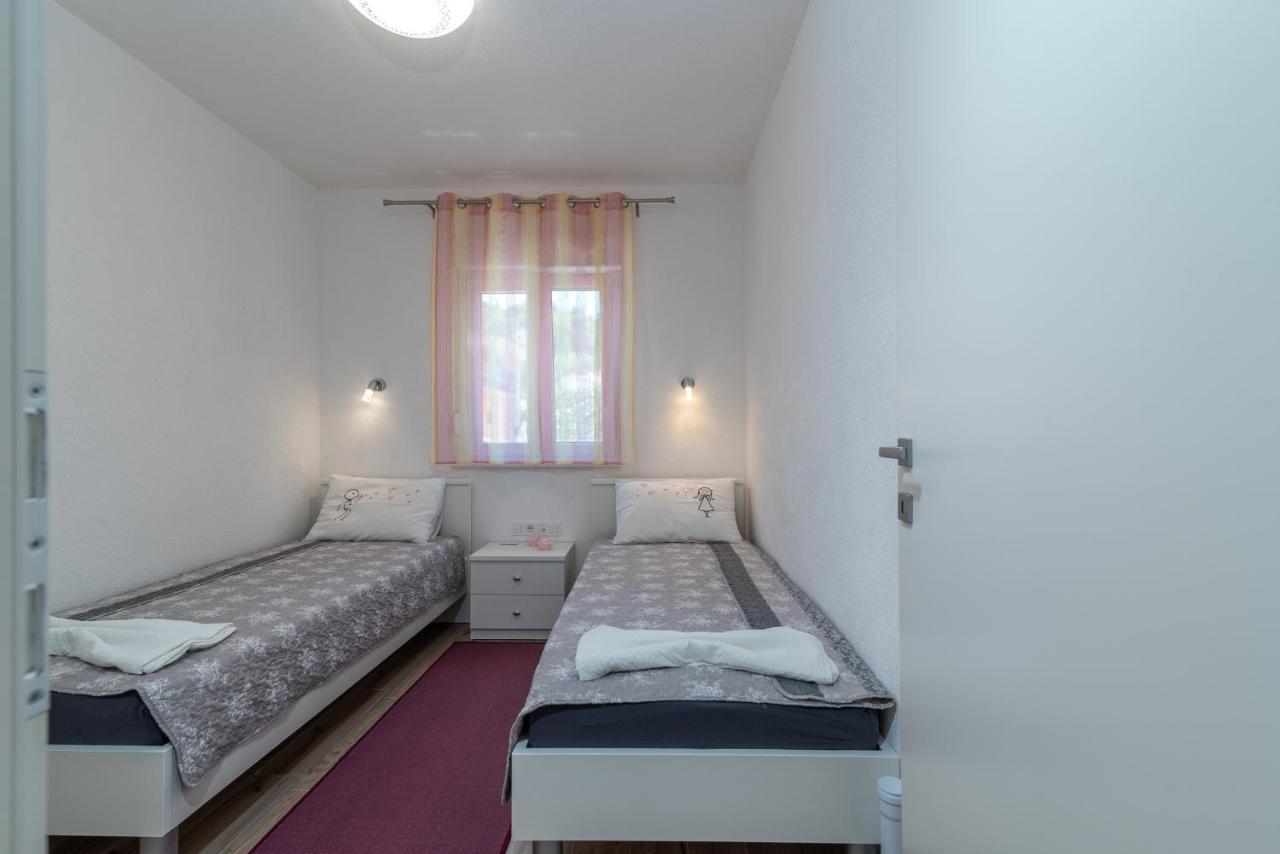 Apartment Gagula With Jacuzzi โตรกีร์ ภายนอก รูปภาพ