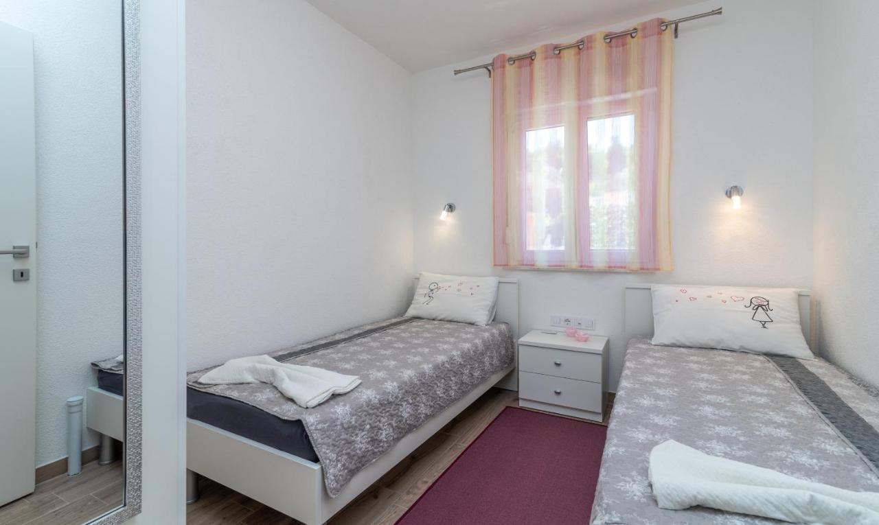 Apartment Gagula With Jacuzzi โตรกีร์ ภายนอก รูปภาพ