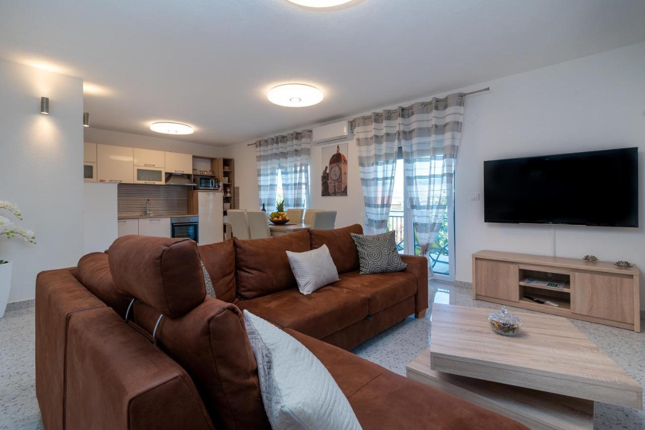 Apartment Gagula With Jacuzzi โตรกีร์ ภายนอก รูปภาพ