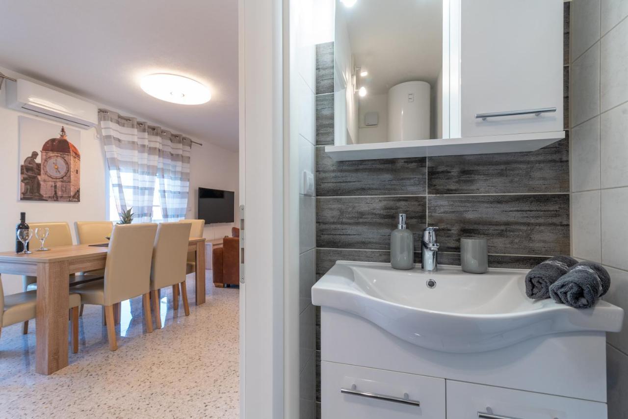 Apartment Gagula With Jacuzzi โตรกีร์ ภายนอก รูปภาพ
