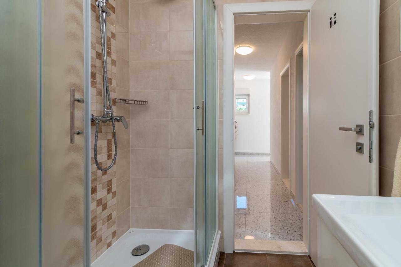 Apartment Gagula With Jacuzzi โตรกีร์ ภายนอก รูปภาพ