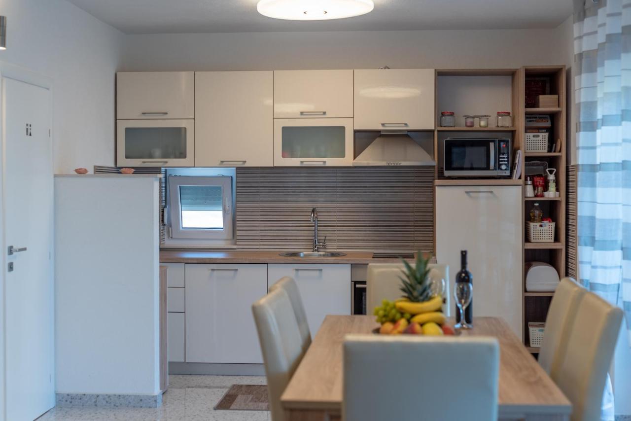 Apartment Gagula With Jacuzzi โตรกีร์ ภายนอก รูปภาพ